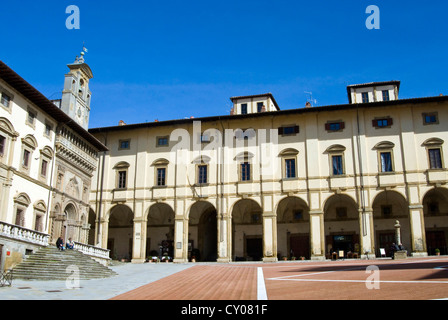 Die Gebäude der Fraternita dei Laici und Loggia del Vasari, Piazza Vasari oder Piazza Grande, Arezzo, Toskana, Italien Stockfoto