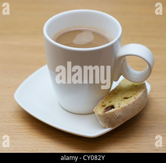 Eine Tasse Kaffee und ein Stück hausgemachte Kekse Stockfoto