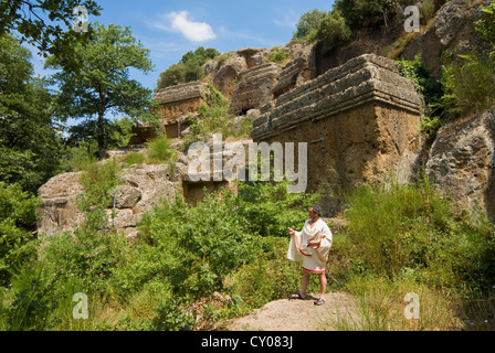Model getragen als etruskisch, etruskischen Nekropole von Norchia (IV-II Sek. A.C.), Vetralla, Provinz Viterbo, Latium, Italien. (MR) Stockfoto