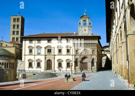 Fraternita dei Laici und Kirche von Santa Maria della Pieve, Piazza Vasari oder Piazza Grande, Arezzo, Toskana, Italien Stockfoto