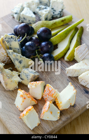 eingestellt von Käse mit Schimmel auf einem Holzbrett mit Trauben und Birnen Stockfoto