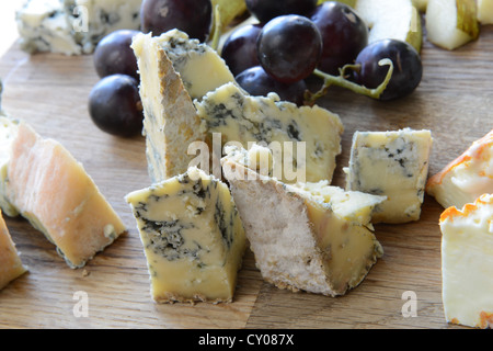 eingestellt von Käse mit Schimmel auf einem Holzbrett mit Trauben und Birnen Stockfoto