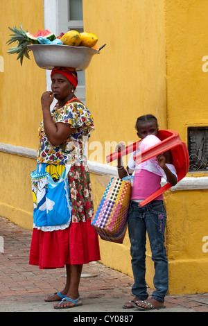 Verkäufer von frischem Obst, Altstadt, Ciudad Amurallada, Cartagena de Indias, Kolumbien Stockfoto
