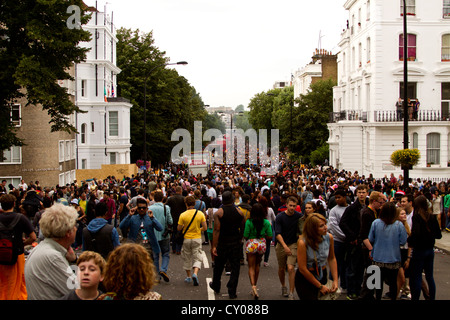 Tausende von Menschen, die alle zu Fuß in die gleiche Richtung, Notting Hill Gate Carnival in London Vereinigtes Königreich. Stockfoto