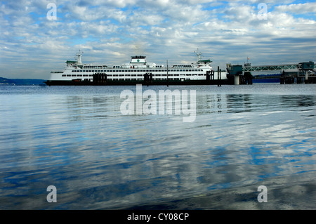 Edmonds-Kingston Ferry angedockt am Puget Sound in Edmonds, Washington Stockfoto