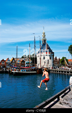 Niederlande, Hoorn, jungen Tauchen und Schwimmen im Hafen neben dem massiven Hoofdtoren. Stockfoto