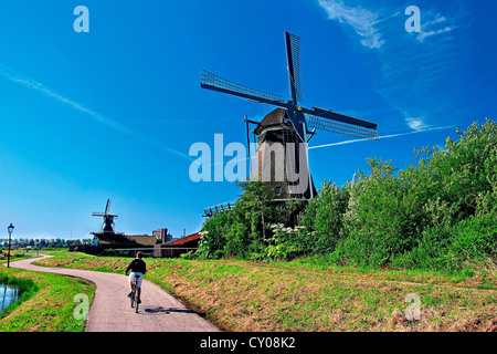 Niederlande, Nordholland, Zaanstad, Zaanse Schans, Windmühlen, Weg entlang des Kanals. Stockfoto