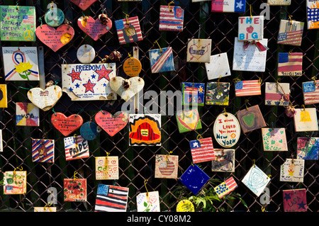 Eine Auswahl der Fliesen auf ein Maschendrahtzaun in Greenwich Village in New York in Erinnerung an diejenigen in den Terroranschlägen verloren.