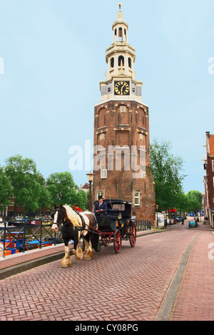 Holland, Amsterdam, Montelbaansturm Turm, Pferd und Wagen auf einer Brücke über einen Kanal. Den Niederlanden. Stockfoto