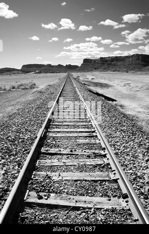 Schienen Sie verschwinden in die Wüstenlandschaft, Moab, südöstlichen Utah, Kontrast die weite Wüste Landschaft Stockfoto