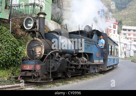 Vintage British gebaut B Klasse Schmalspur Dampflokomotiven (auch bekannt als die Spielzeugeisenbahn) nähert sich Darjeeling Stockfoto