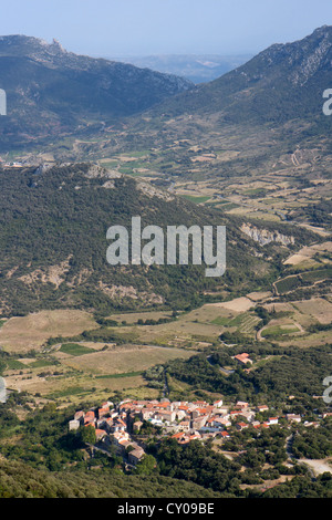 Blick vom Hügel top Château de Peyrepertuse (Katharer-Burg) in Richtung Duilhac-Sous Peyrepertuse in Südfrankreich. Stockfoto