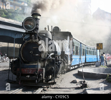 Vintage British gebaut B Klasse Schmalspur Dampflokomotiven (auch bekannt als die Spielzeugeisenbahn) nähert sich Darjeeling Bahnhof Stockfoto