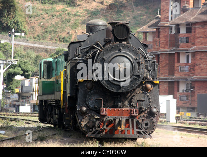 Schmalspur Dampflokomotiven (auch bekannt als die Spielzeugeisenbahn) nähert sich Conoor Bahnhof. Tamil Nadu, Indien Stockfoto