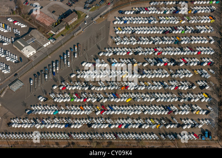 Luftaufnahme, Parkplatz für neue Autos, Sprinter Produktionsstandort, Mercedes-Benz, Düsseldorf, Rheinland, Nordrhein-Westfalen Stockfoto