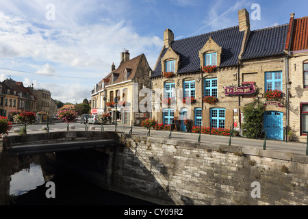 Frankreich, Nord, Bergues, 28. September 2012: The Place du Marche Aux Fromages und am Kanal in Bergues Stockfoto