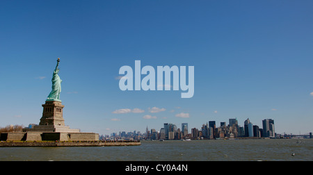 Statue of Liberty, Liberty Island, Skyline von Manhatten, New York City, New York, USA, Nordamerika Stockfoto
