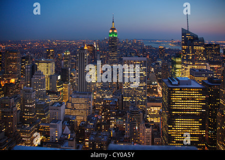 Blick vom Rockefeller Center über den Big Apple bei Dämmerung, Empire State Building, New York City, New York, Vereinigte Staaten Stockfoto