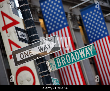 Broadway Straßenschild, Einweg Verkehrszeichen, amerikanische Flaggen, W 40th Street, New York City, New York, USA, Nordamerika Stockfoto