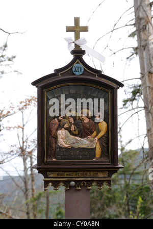 Kreuzweg am Riederstein, Station XIV, ist Jesus im Grab, See Tegernsee, Rottach-Egern, Oberbayern gelegt. Stockfoto