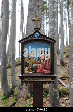 Kreuzweg am Riederstein, VII. Station, Jesus fällt zum zweiten Mal, Rottach-Egern, See Tegernsee, Oberbayern Stockfoto