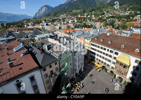 Blick auf Goldenes Dachl, Hoelblinghaus Gebäude und das historische Viertel wie gesehen vom Stadtturm Turm, Innsbruck, Tirol, Österreich Stockfoto