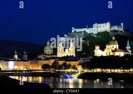 Altstadt mit Stiftskirche, Kathedrale und Festung Hohensalzburg, Fluss Salzach, Salzburg, Österreich, Europa Stockfoto