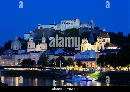 Altstadt mit Stiftskirche, Kathedrale und Festung Hohensalzburg, Fluss Salzach, Salzburg, Österreich, Europa Stockfoto