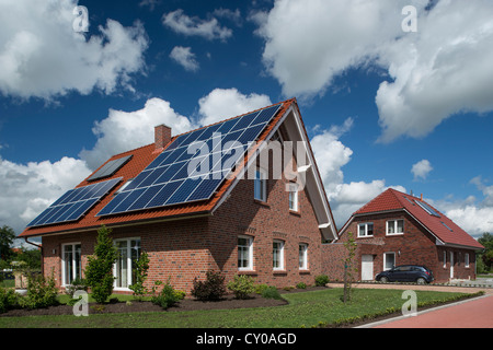 Wohnsiedlung, Mehrfamilienhaus mit solar und heiß-Wasser-Anlage auf dem Dach, Solarwärme, Ostfriesland, Niedersachsen Stockfoto