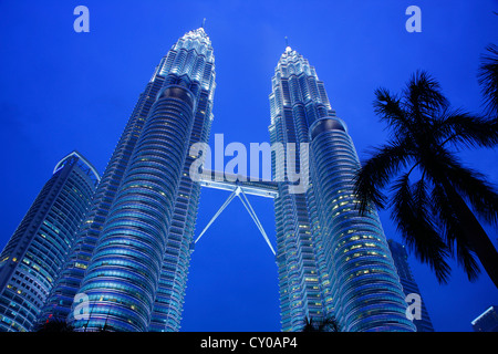 Petronas Twin Towers, Petronas Towers, Dämmerung, Kuala Lumpur, Malaysia, Südostasien, Asien Stockfoto