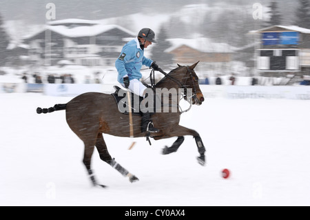 Uwe Schroeder vom Team "Tom Tailor" Reiten durch den Schnee, Polo auf Schnee, Poloturnier, Valartis Snow Polo World Cup gespielt Stockfoto