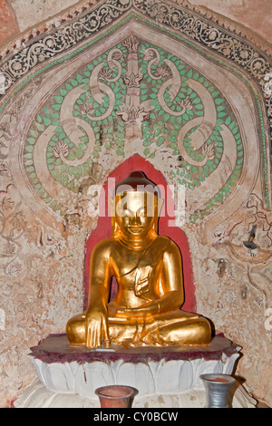 Eine vergoldete BUDDHA-STATUE im SULAMANI PHATO der von König Narapatisithu 1211 n. Chr. - BAGAN, MYANMAR ausgefüllt wurde Stockfoto