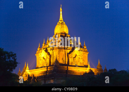 Der ANANDA-Tempel leuchtet wie ein Juwel in der Nacht - BAGAN, MYANMAR Stockfoto