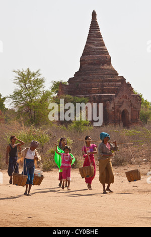 Dorfbewohner tragen waren auf den Markt auf der Ebene von BAGAN - MYANMAR Stockfoto