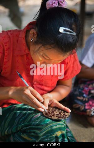 kunstvoll geschnitzten ist LACQUERWARE eines der lokalen Industrie - BAGAN, MYANMAR Stockfoto