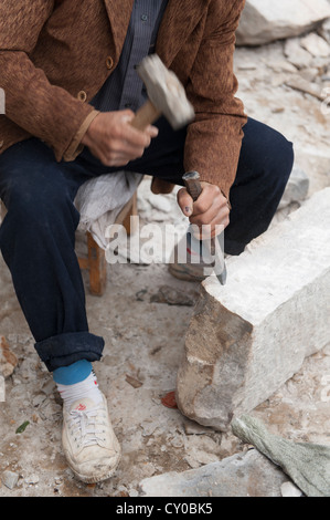 Arbeitnehmer und Konstruktion an das Kloster San Huang Zhai auf dem Song-Berg, China Stockfoto