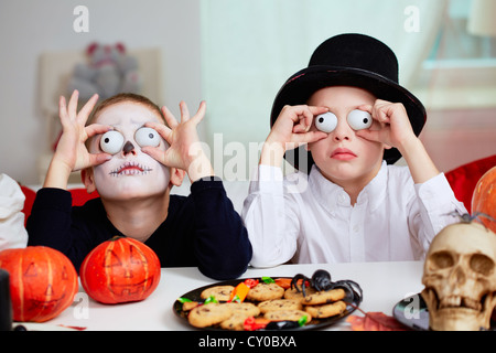 Foto von zwei unheimlichen jungen beängstigend Leute an Halloween Stockfoto