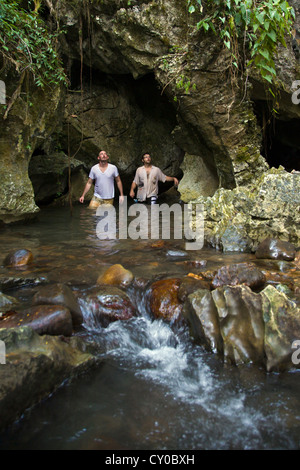 BODHI GARRETT und AUSTIN LOVELL entstehen aus einem Wasser Höhle Abenteuer im KHAO SOK Nationalpark - Herr SURATHANI PROVENCE, THAILAND Stockfoto