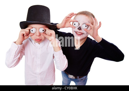 Foto von zwei unheimlichen jungen beängstigend Leute an Halloween Stockfoto