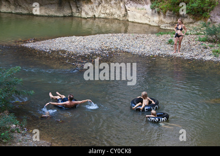 Schläuche im Fluss neben OUR JUNGLE HOUSE eine Lodge in der Nähe von KHAO SOK Nationalpark - SURATHANI PROVENCE, THAILAND Stockfoto