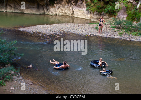 Schläuche im Fluss neben OUR JUNGLE HOUSE eine Lodge in der Nähe von KHAO SOK Nationalpark - SURATHANI PROVENCE, THAILAND Stockfoto