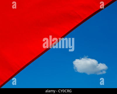 Teil eines Sonnenschirms vor blauem Himmel mit Wolken Stockfoto