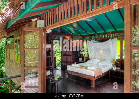 Ein Baumhaus-Interieur im OUR JUNGLE HOUSE eine Lodge im Regenwald in der Nähe von KHAO SOK Nationalpark - SURATHANI PROVENCE, THAILAND Stockfoto