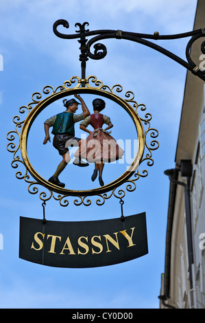 Hängende Schild mit Figuren in traditionellen Kostümen eine Kinder Kostüm Shop, Salzburg, Salzburger Provinz, Österreich, Europa Stockfoto