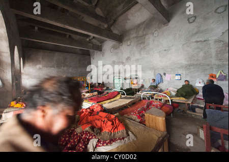 Die verkrampften und heruntergekommenen Wohnräume für Arbeit Arbeitnehmer im San Huang Zhai Kloster auf dem Song-Berg, China Stockfoto