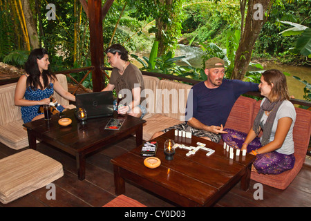 Genießen Sie die Bar im Obergeschoss und das Restaurant im OUR JUNGLE HOUSE in der Nähe von KHAO SOK Nationalpark - SURATHANI PROVENCE, THAILAND Stockfoto