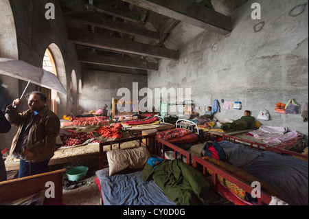 Die verkrampften und heruntergekommenen Wohnräume für Arbeit Arbeitnehmer im San Huang Zhai Kloster auf dem Song-Berg, China Stockfoto