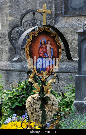 Alte bunte schmiedeeisernen Kreuz auf einem Grab mit einem religiösen Motiv, Friedhof St. Peter, älteste christliche Grabstätte von Stockfoto