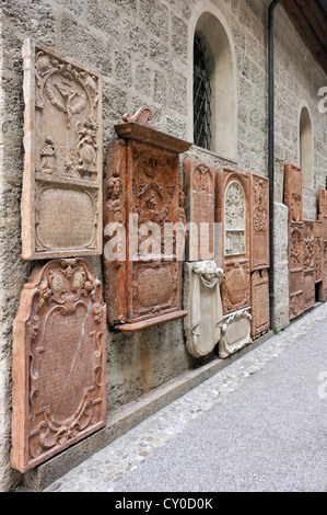 Alte schwere Platten mit Reliefs am Friedhof von St Peter, die älteste christliche Grabstätte von Salzburg, Sankt-Peter Bezirk Salzburg Stockfoto