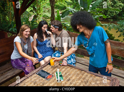 Genießen Sie die Bar im Obergeschoss und das Restaurant im OUR JUNGLE HOUSE in der Nähe von KHAO SOK Nationalpark - SURATHANI PROVENCE, THAILAND Stockfoto
